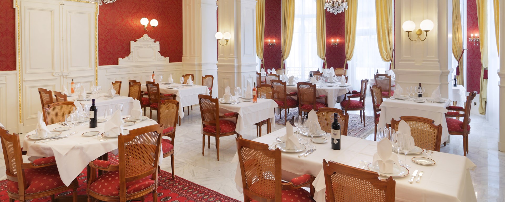Un restaurant qui a construit sa réputation sur la qualité de ses produits et la rigueur de son chef.
 Réservations